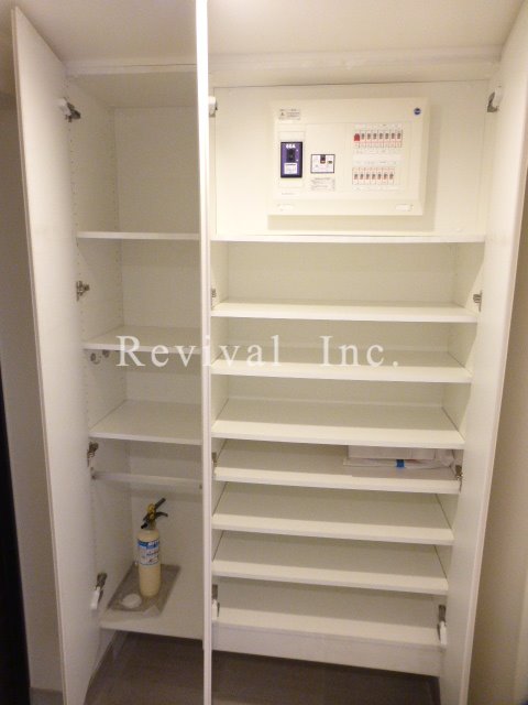 玄関　玄関も充実の収納がございます