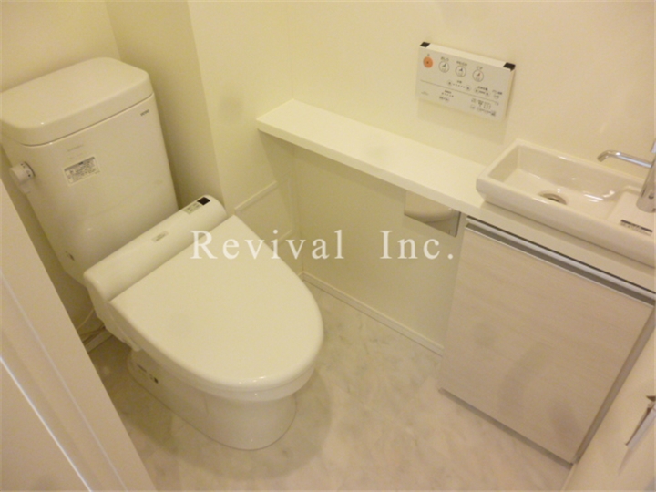 トイレ　シャワートイレ完備でございます