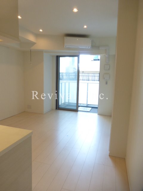 居室・リビング　床暖房完備のリビングでございます