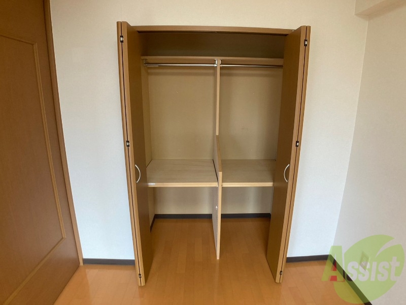 収納　こちらの収納にはハンガーをかけて服もしまえますね。