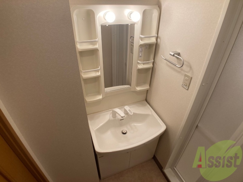 洗面設備　独立洗面台です。大きくてよいですね。シャンプーもできます