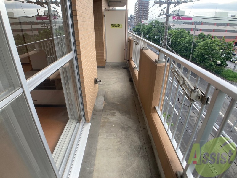 バルコニー　バルコニーが広くプチガーデニングも出来そうですね～。