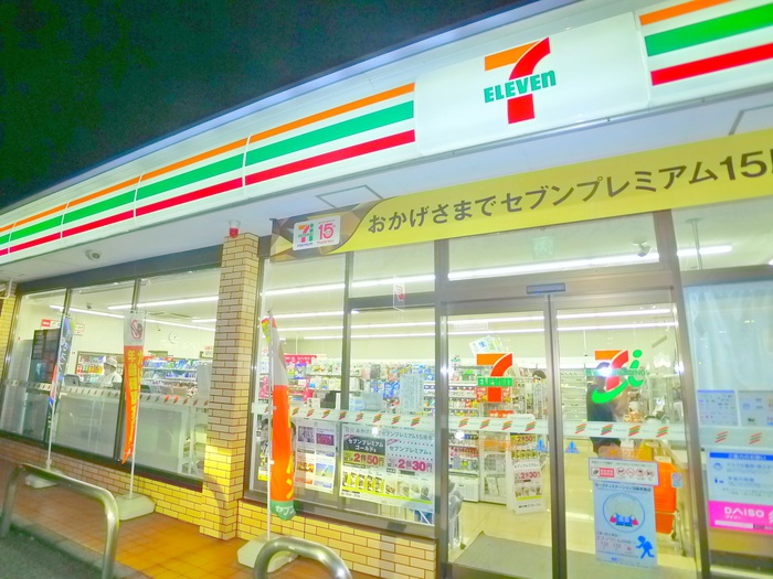 コンビニ　セブンイレブン（コンビニ）まで880m