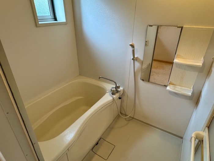 バス・シャワールーム　追い炊き機能付き。窓付きで換気できますね☆