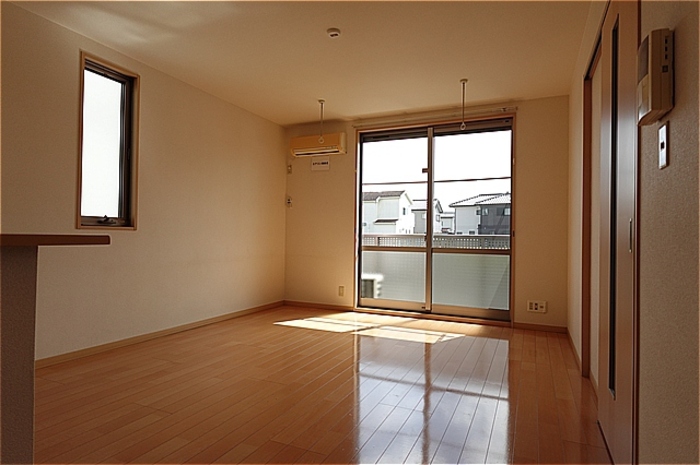 居室・リビング　約13帖の南面リビングです。日当たり良好です。