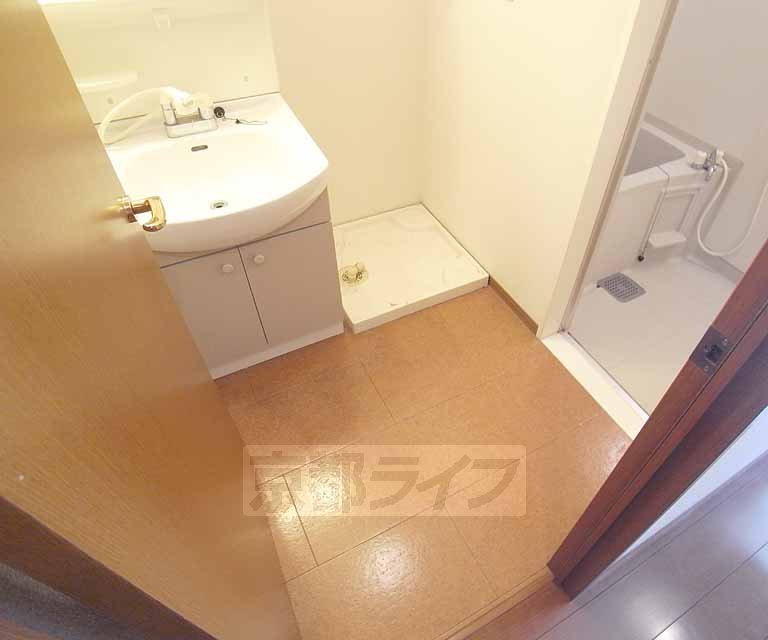 洗面設備　広々とした脱衣所です・