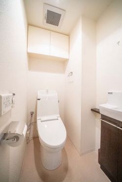 トイレ　同物件・別タイプのお部屋になります。（参考写真）