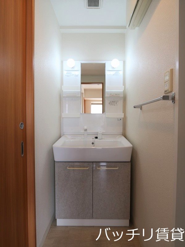 洗面設備　別号室タイプの為、現状を優先いたします