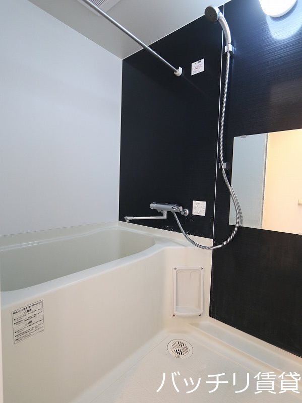 バス・シャワールーム　別号室タイプの為、現状を優先いたします