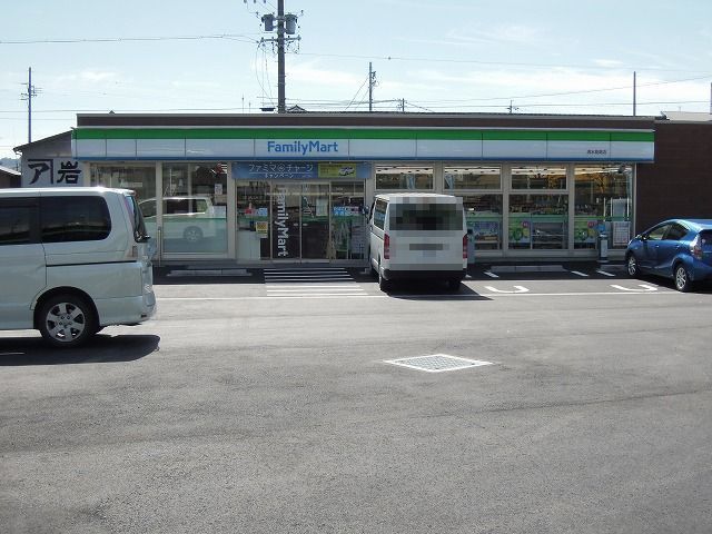 コンビニ　ファミリーマート（コンビニ）まで700m