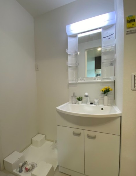 洗面設備　明るい洗面所です