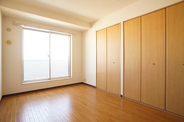 その他部屋・スペース　右寝室も収納豊富♪