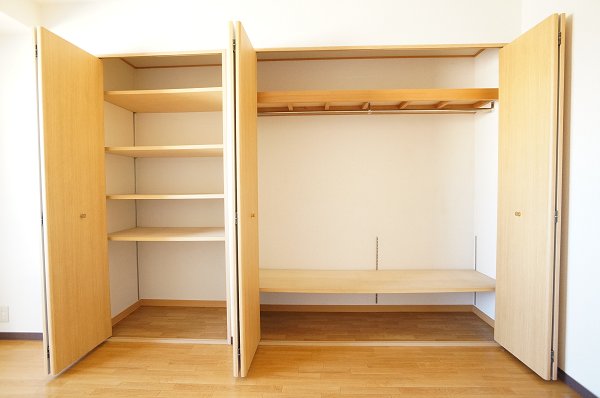 収納　右洋室の収納は棚の高さが変えられるので様々な大きさの収納がで