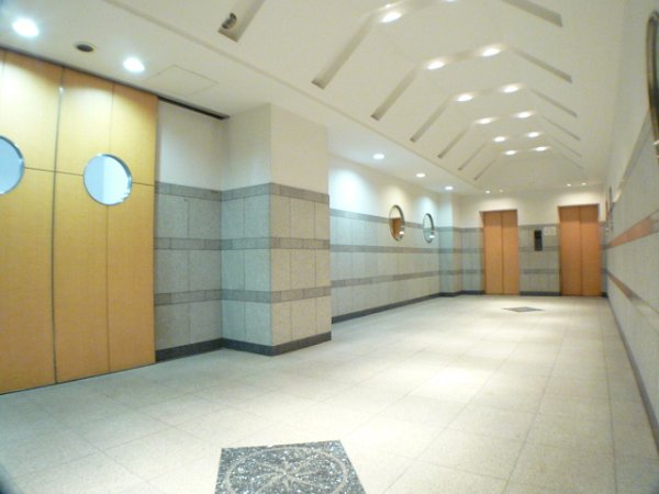 ロビー　ＥＶホールは船の客室をオマージュしてます♪