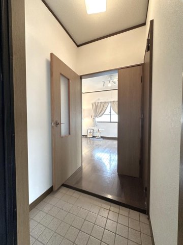 玄関　同じ建物の違うお部屋の写真です。現況を優先します。
