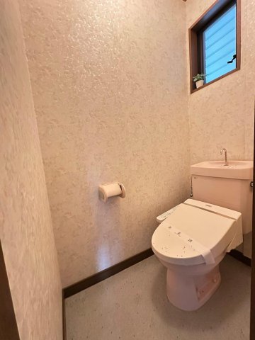 トイレ　同じ建物の違うお部屋の写真です。現況を優先します。