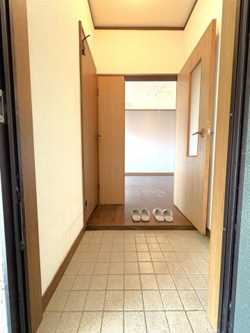 玄関　同じ建物の違うお部屋の写真です。現況を優先します。