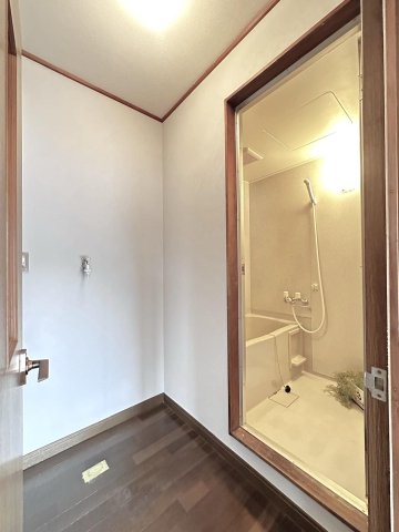 バス・シャワールーム　同じ建物の違うお部屋の写真です。現況を優先します。