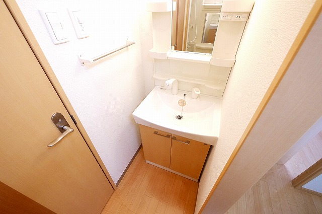 洗面設備　スペースが確保できる洗面所です