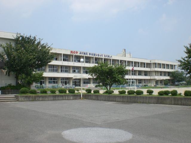 小学校　垂井町立東小学校（小学校）まで595m