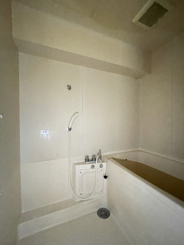 バス・シャワールーム　退去して間もない部屋の為、類似の部屋の写真を添付しています。