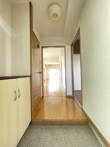 玄関　退去して間もない部屋の為、類似の部屋の写真を添付しています。