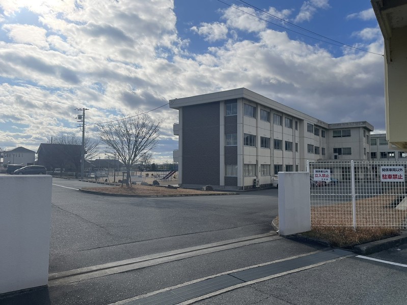 小学校　加東市立滝野東小学校（小学校）まで2207m