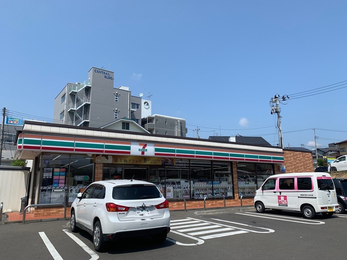 コンビニ　セブンイレブン（コンビニ）まで300m