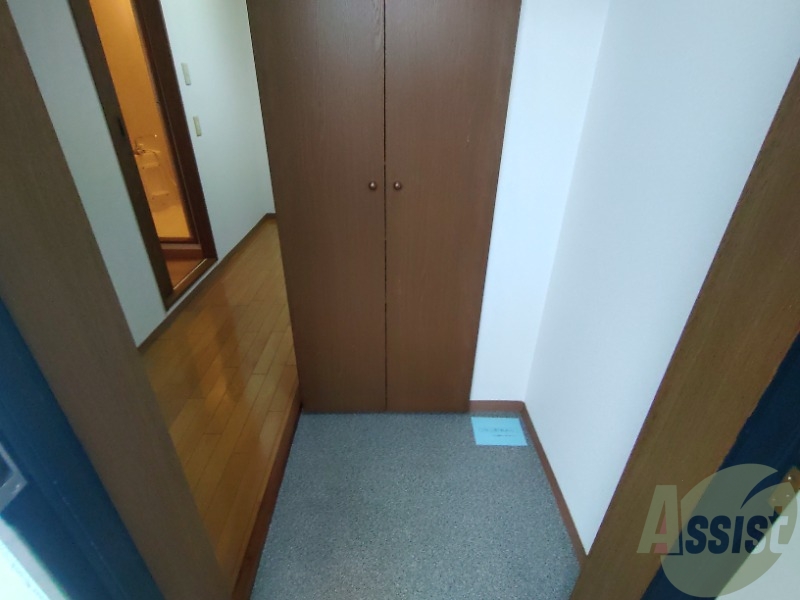 玄関　玄関からの様子です。綺麗なフローリングが広がっています。