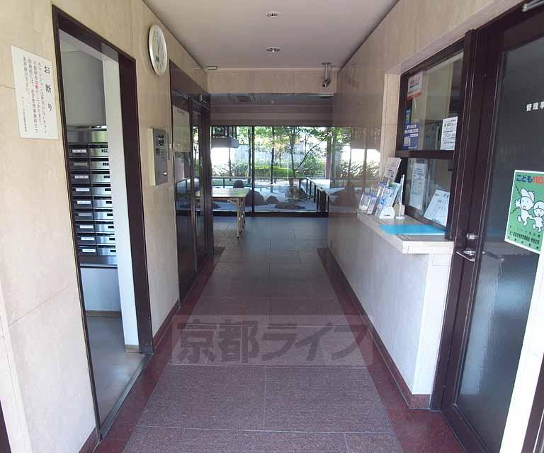 エントランス　管理人さんもいるので、キレイに整っています。