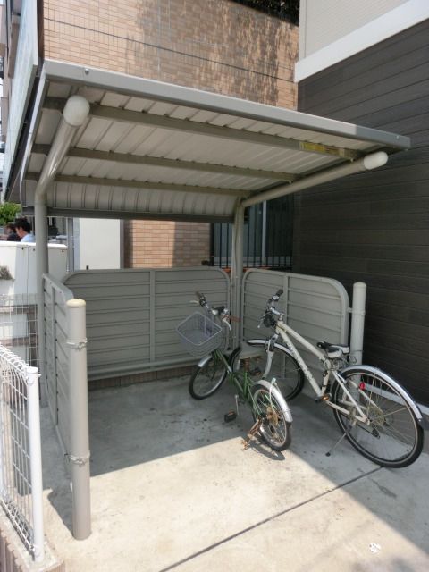 エントランス　屋根付き駐輪場