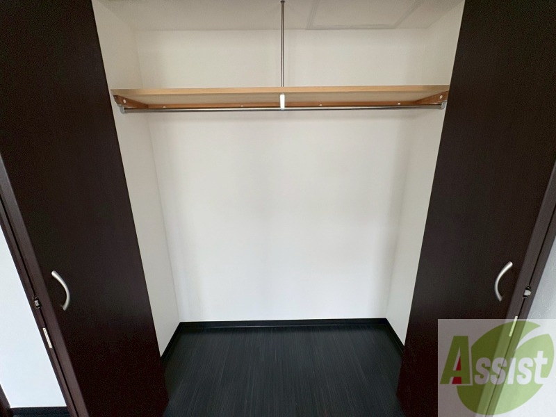 収納　クローゼットは奥行きもあり、荷物が多い方でも安心です。