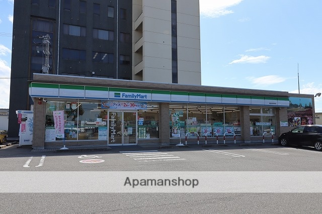 コンビニ　ファミリーマート（コンビニ）まで447m