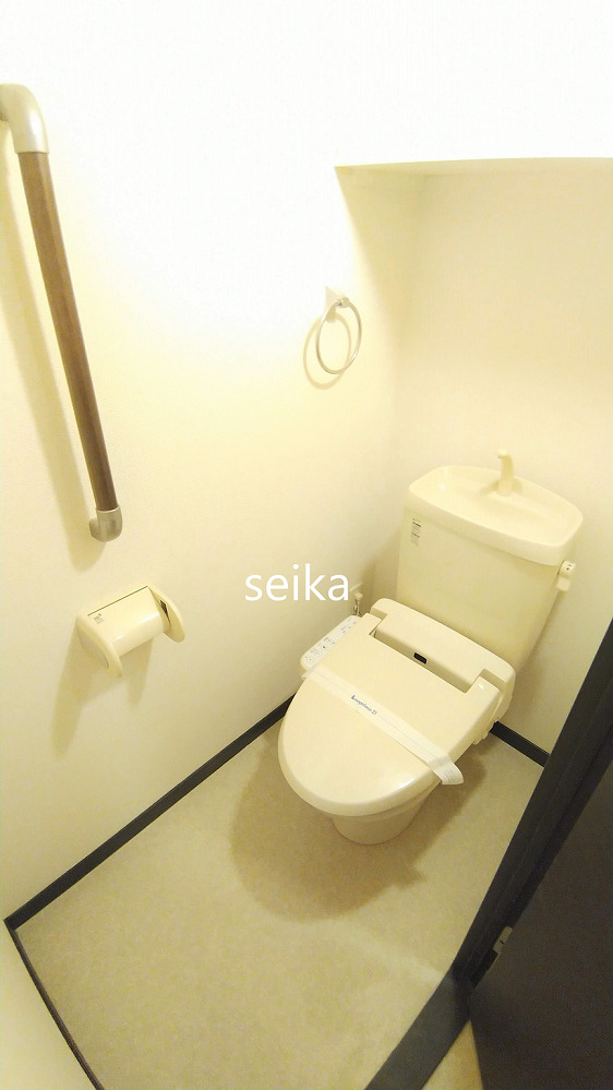 トイレ　類似タイプ室内※参考写真　バストイレ別。温水洗浄便座付き