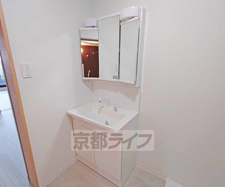 洗面設備　忙しい朝に嬉しい独立洗面台を完備しています。