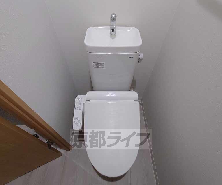 トイレ　ウォシュレット付が嬉しいですね。