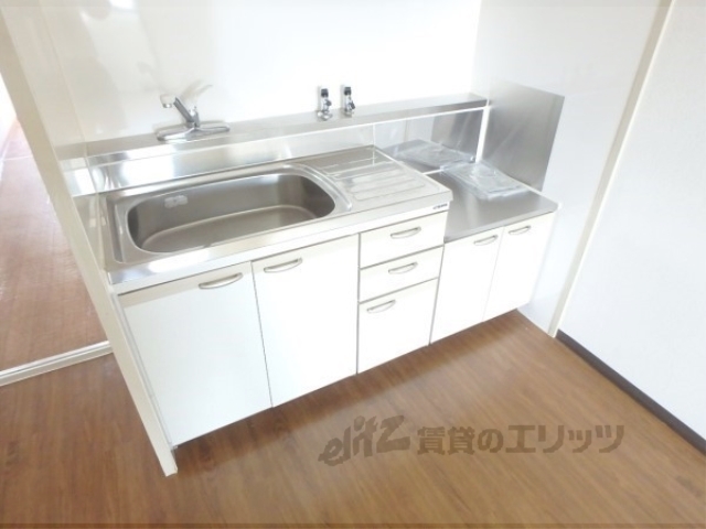 キッチン　お子様の様子も見ながら料理ができます。