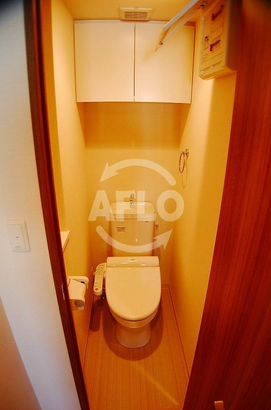 トイレ　プレサンス難波セレクト　温水洗浄便座