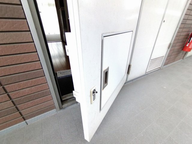 玄関　他のお部屋の参考写真となります。