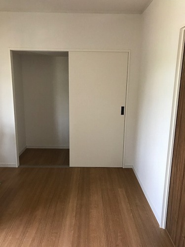 収納　ＬＤＫと洋間に２箇所に収納スペースを設けています♪