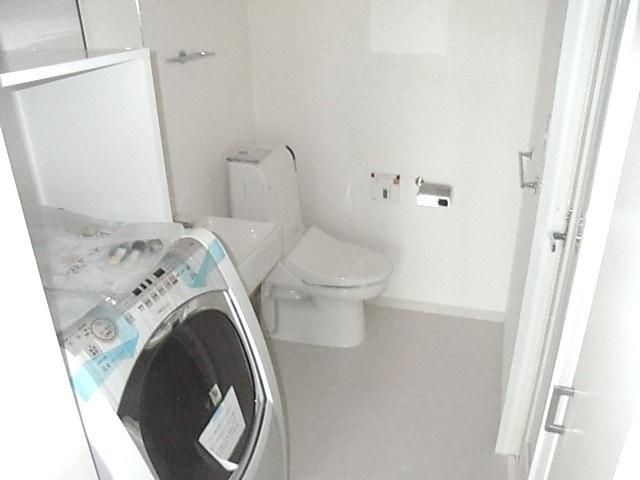 洗面設備　★乾燥機付きの脱衣所です★