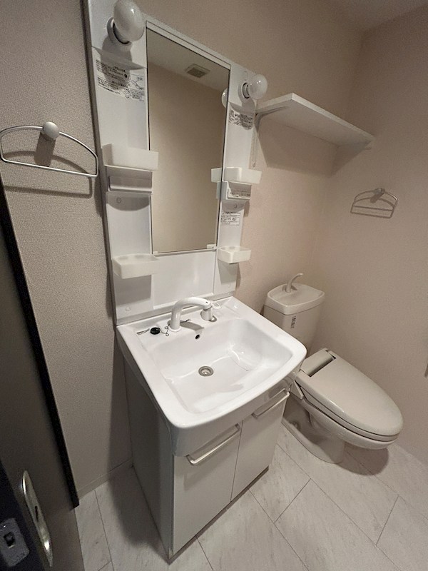 洗面設備　シャワー付き洗面化粧台