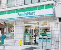 コンビニ　ファミリーマート六本木三丁目店（コンビニ）まで130m