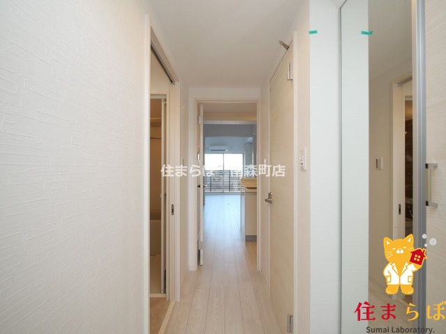 玄関　「気になったら、LINEで気軽に相談できますよ。」