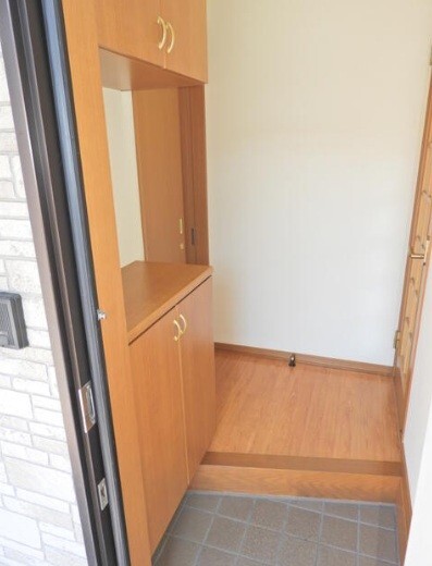 玄関　※参考画像（間取り反転）