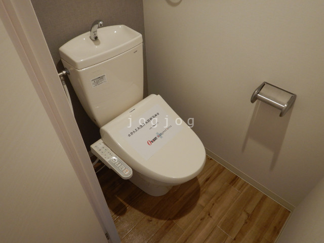 トイレ　トイレはシャワートイレ付き。