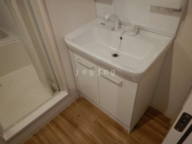 洗面設備　こちらは独立洗面台です。