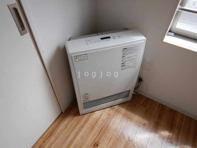 その他設備　都市ガスのストーブで光熱費安心。