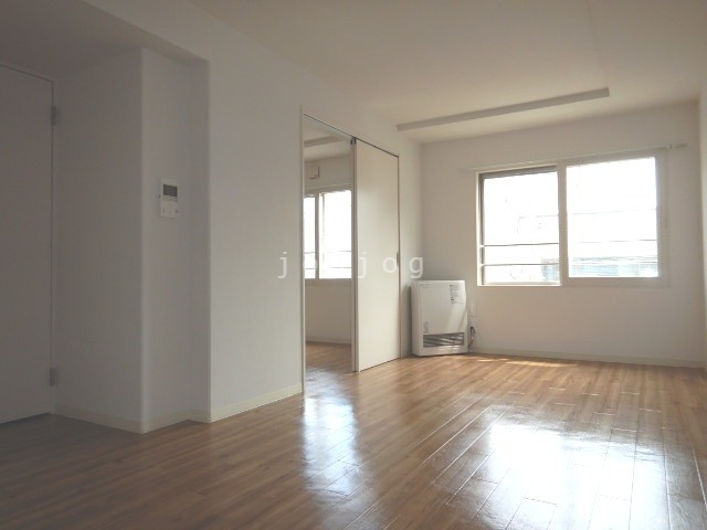 居室・リビング　東向きの明るいリビングです。