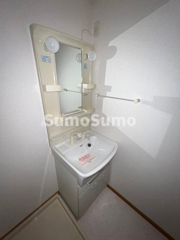 洗面設備　ゆったりとスペースのある洗面所